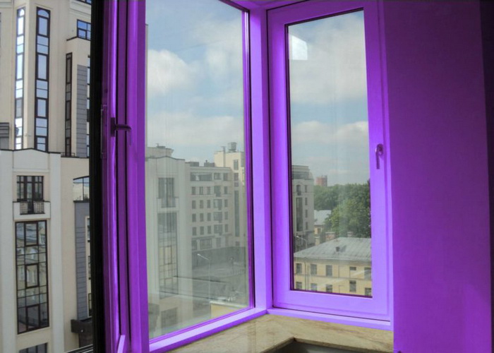 фиолетовое окно на балконе