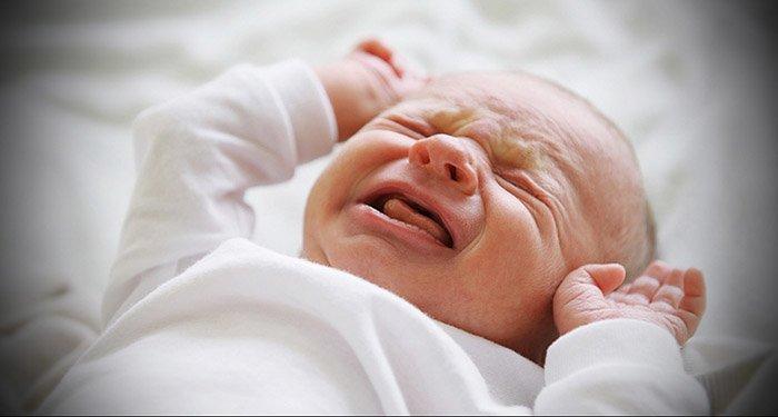 Плачущий новорожденный ребенок