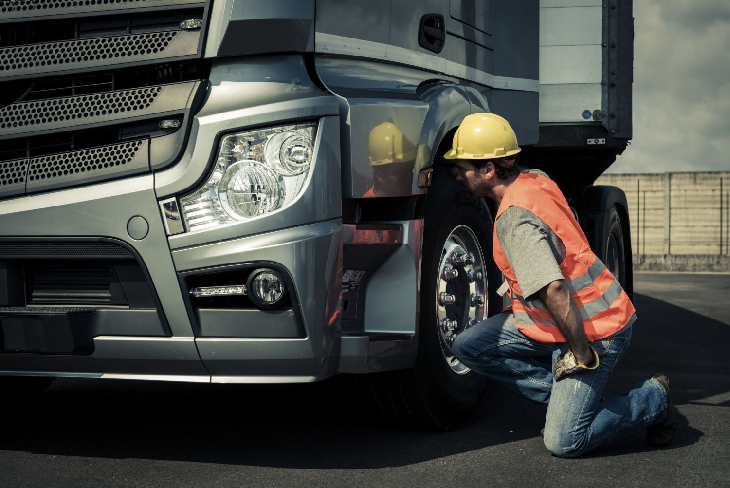 Ремонт грузовика на дороге — задача не из легких