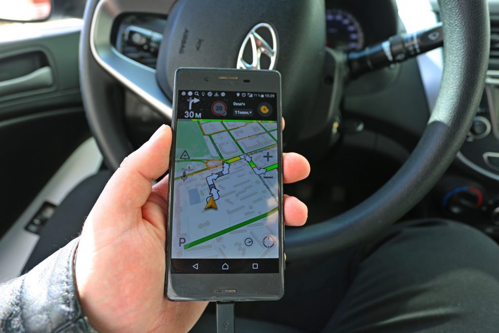 Приложение Таксометр, открытое на мобильном телефоне