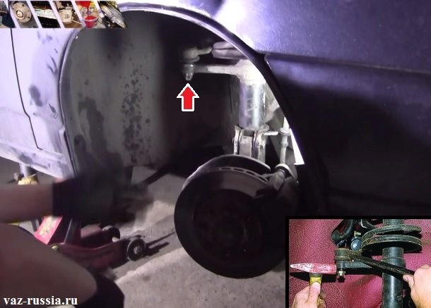 Отворачивание гайки крепления наконечника рулевой тяги и его выпрессовывание из отверстия при помощи спец. съёмника